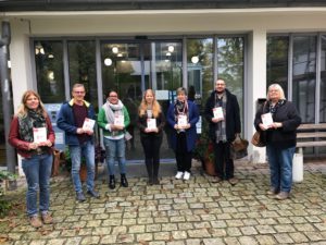 Auf dem Bild von links nach rechts: Birgit Schmuck von Dr. Loew, Franz Kandler von den Arberlandklinken, Eva Hohmann-Hagengruber vom BRK Kreisverband Regen, Natalie Walter von der Gesundheitsregion Plus Arberland, Andrea Brunnbauer vom BRK Kreisverband Regen, Maximilian Bäumler von der Caritas Regen und Andrea Feitz vom Berufsbildungszentrum für soziale Berufe Zwiesel. Bild: Josef Ebner/Landratsamt Regen  