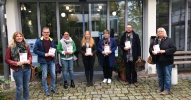 Auf dem Bild von links nach rechts: Birgit Schmuck von Dr. Loew, Franz Kandler von den Arberlandklinken, Eva Hohmann-Hagengruber vom BRK Kreisverband Regen, Natalie Walter von der Gesundheitsregion Plus Arberland, Andrea Brunnbauer vom BRK Kreisverband Regen, Maximilian Bäumler von der Caritas Regen und Andrea Feitz vom Berufsbildungszentrum für soziale Berufe Zwiesel. Bild: Josef Ebner/Landratsamt Regen  