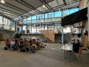 Nachhaltigkeitsmanager Peter Ranzinger von „Nachhaltig hoch3“ bei der Präsentation der Energiebilanz des Landkreises Regen. Foto: Iris Gehard, Landratsamt Regen