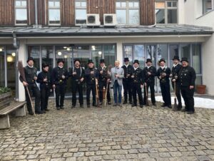 Zwölf Glücksboten besuchen das Landratsamt. Das Bild zeigt (v.li.) Michael Wisnet, Max Pinzl, Andreas Plötz, Werner Rankl jun., Werner Rankl sen., Wendelin Wisnet, Landrat Dr. Ronny Raith, Michael Bauer, Josef Pinzl, Thomas Schäfer, Manuel Ertl, Matthias Ebner und Alois Pinzl. Foto: Iris Gehard / Landratsamt Regen