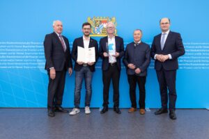 v.l.: Franz Xaver Peteranderl, Präsident der Handwerkskammer München-Oberpfalz, Alexander Hartl, Prokurist der Firma Penzkofer, Technik für Kinder-Botschafter Toni Fischer, Regens Stellvertretender Landrat Hermann Brandl, Staatsminister Albert Füracker. Bildrechte: Christian Blaschka/Bayerisches Staatsministerium der Finanzen und für Heimat