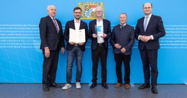 v.l.: Franz Xaver Peteranderl, Präsident der Handwerkskammer München-Oberpfalz, Alexander Hartl, Prokurist der Firma Penzkofer, Technik für Kinder-Botschafter Toni Fischer, Regens Stellvertretender Landrat Hermann Brandl, Staatsminister Albert Füracker. Bildrechte: Christian Blaschka/Bayerisches Staatsministerium der Finanzen und für Heimat