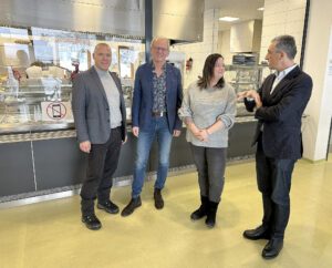 Der stellvertretende Berufsschulzentrumsleiter Markus Wallner (v.li.), Hotelberufsschulleiter Xaver Dietrich und Internatsleiterin Verena Brandl führten Landrat Dr. Ronny Raith auch durch das Internat der Hotelberufsschule Viechtach. Foto: Heiko Langer / Landratsamt Regen