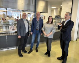 Der stellvertretende Berufsschulzentrumsleiter Markus Wallner (v.li.), Hotelberufsschulleiter Xaver Dietrich und Internatsleiterin Verena Brandl führten Landrat Dr. Ronny Raith auch durch das Internat der Hotelberufsschule Viechtach. Foto: Heiko Langer / Landratsamt Regen