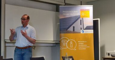 Energieberater Wolfgang Kuchler zeigte die Nutzungsmöglichkeiten von Photovoltaik für Hausbesitzer auf. Foto: Alexander Achatz/Landratsamt Regen