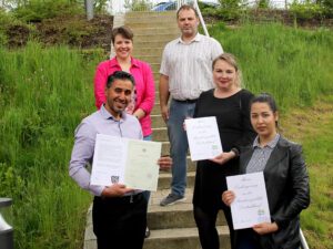 Unser Bild zeigt Noureddin Almesri (li.), dahinter Sachgebietsleiterin Simone Kasberger neben ihr Sachbearbeiter Christian Raith sowie Katharina Winter und Tabita-Rahela Gindac (vorne re.). Foto: Reinhard Wölfl/Landkreis Regen