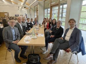 Sie sorgten für ein Gelingen (v.li.) Frederik Fauser (Abteilungsleiter), Martin Hackl (Jugendamtsleiter), Uwe Walz (Pflegekinderdienst), Kathrin Binder(Bezirkssozialarbeit), Michaela Müller, Rosi Artmann, Sandra Holzer, Nicole Ernst, Selina Altmann, Daniela Lorenz (Kindergartenteam des Kreisjugendamtes, Landrätin Rita Röhrl und Referent Professor Dr. Maywald.Foto: Heiko Langer/Landratsamt Regen