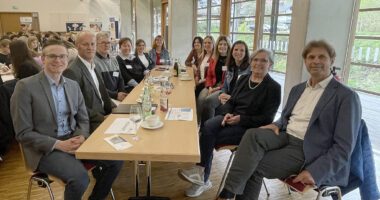 Sie sorgten für ein Gelingen (v.li.) Frederik Fauser (Abteilungsleiter), Martin Hackl (Jugendamtsleiter), Uwe Walz (Pflegekinderdienst), Kathrin Binder(Bezirkssozialarbeit), Michaela Müller, Rosi Artmann, Sandra Holzer, Nicole Ernst, Selina Altmann, Daniela Lorenz (Kindergartenteam des Kreisjugendamtes, Landrätin Rita Röhrl und Referent Professor Dr. Maywald. Foto: Heiko Langer/Landratsamt Regen