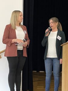 Nicole Ernst und Michaela Müller (re.) freuten sich darüber, dass sie mehr als 200 Teilnehmer begrüßen durften. Foto: Heiko Langer/Landratsamt Regen