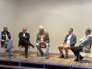 Sie diskutierten am Podium (v.li.): Markus Quappik (Leiter Elisabethenheim Viechtach), BRK-Kreisgeschäftsführer Franz Lobmeier, Edwin Schedlbauer (Moderation), Franz Kandler (Pflegedirektor Arberlandkliniken) und Jochen Fischer (Geschäftsführer Lebenshilfekreisverband Regen). Foto: Heiko Langer/Landkreis Regen