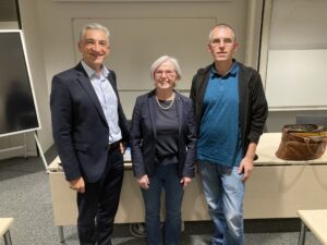 Stabübergabe beim Verein Böhmwind (v.li.): Der neue Vorsitzende Dr. Ronny Raith, die scheidende Vorsitzende Rita Röhrl und Geschäftsführer Matthias Wagner. Foto: Sepp Schlecht