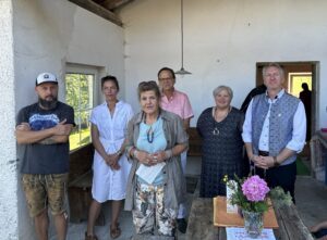 Sie begrüßten die Gäste, v.li. Rudolf Holzapfel, Sigrid Kick, Kreisheimatpflegerin Cornelia Schink, Bürgermeister Franz Wittmann, Kreisbaumeisterin Sonja Morgenstern und der stellvertretende Landrat Helmut Plenk. Foto: Heiko Langer / Landratsamt Regen