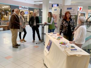 Unser Bild zeigt (v.li.) Pfarrer Matthias Schricker, Melanie Feldmann (Gesundheitsregionplus Arberland), Sozialamtsleiter Horst Kuffner, Wohnungsberaterin Franziska Geiß, Silvia Scheunenpflug und Monika Besier. Foto: Walter Gruber/VdK