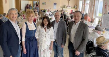 Unser Bild zeigt (v.li.) Dr. Ronny Raith (stellvertretender Landrat), Heidi Mirski (Prokuristin Unternehmensgruppe Mirski), Heimleiterin Jasmin Hoffmann, Sozialamtsleiter Horst Kuffner und Bürgermeister Robert Muhr im vollbesetzten Aufenthaltsraum des Seniorenheimes. Foto: Heiko Langer/Landratsamt Regen