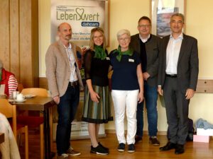 Unser Bild zeigt (v.li.): Sozialamtsleiter Horst Kuffner, die Geschäftsführerinnen Claudia Wildfeuer und Gisela Dengler, den Arbeitskreisvorsitzenden Pfarrer Matthias Schricker sowie den stellvertretenden Landrat Dr. Rony Raith. Foto: Claudia Dalferth/Lebenswert dahoam