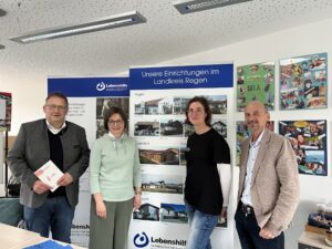 Im Bild (v.li.) Arbeitskreisvorsitzender Pfarrer Matthias Schricker, Tina Sixt (stellvertretende Lebenshilfegeschäftsführerin); Kathrin Klimm (pädagogischer Fachdienst Lebenshilfe) und Sozialamtsleiter Horst Kuffner. Foto: Lena Stein/Lebenshilfe Regen