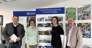 Im Bild (v.li.) Arbeitskreisvorsitzender Pfarrer Matthias Schricker, Tina Sixt (stellvertretende Lebenshilfegeschäftsführerin); Kathrin Klimm (pädagogischer Fachdienst Lebenshilfe) und Sozialamtsleiter Horst Kuffner. Foto: Lena Stein/Lebenshilfe Regen