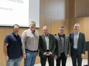 Diesmal fand die Dienstbesprechung der Standesbeamtinnen und-beamten im neuen Gemeindezentrum in Kirchdorf im Wald statt. V.li.: Christian Raith, Martin Lemberger, Gerold Haas, Bürgermeister Alois Wildfeuer und Landrat Dr. Ronny Raith. Foto: Iris Gehard / Landratsamt Regen