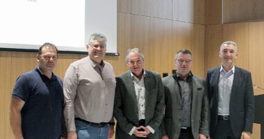 Diesmal fand die Dienstbesprechung der Standesbeamtinnen und-beamten im neuen Gemeindezentrum in Kirchdorf im Wald statt. V.li.: Christian Raith, Martin Lemberger, Gerold Haas, Bürgermeister Alois Wildfeuer und Landrat Dr. Ronny Raith. Foto: Iris Gehard / Landratsamt Regen