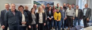 Beim Gruppenbild mit Landrat (1.v.re.) und Vertretern der Kommunen wurde das große Interesse an der Mobilitäts-Neuplanung der Landkreisverkehre deutlich. Die Verkehrsplaner von VCDB (Nadine Kraft, 7.v.li., und direkt dahinter ihr Kollege Felix Friedrich) wurden in die Mitte genommen. Foto: Daniela Gilg / Landkreis Regen