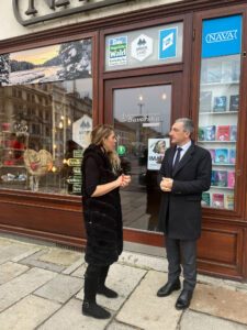 Simona Fink und Landrat Dr. Ronny Raith vor dem Informationsbüro Bayern-Böhmen in Pilsen. Der Landrat informierte sich über das Serviceangebot vor Ort. Foto: Iris Gehard / Landratsamt Regen