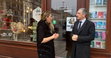 Simona Fink und Landrat Dr. Ronny Raith vor dem Informationsbüro Bayern-Böhmen in Pilsen. Der Landrat informierte sich über das Serviceangebot vor Ort. Foto: Iris Gehard / Landratsamt Regen