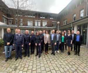 Sie trafen sich zum sicherheitspolitischen Gespräch am Landratsamt (v.li.): Dr. Stefan Wechsler, Alexander Kraus (beide Landratsamt), Till Hauptmann (Polizeiinspektion Zwiesel), Andreas Ertl (Polizeiinspektion Viechtach), Doris Schmid (Polizeiinspektion Regen), Arno Bogner (Kriminalpolizeistation Deggendorf), Werner Sika (Polizeipräsidium Niederbayern), Annette Haberl (Kriminalpolizeiinspektion Straubing), Landrat Dr. Ronny Raith, Frederick Fauser (Landratsamt), Oliver Hesse (Polizeipräsidium Niederbayern), Dr. Carolin Müller (Landratsamt), Christian Aulinger (BRK), Silvia Moser (Landratsamt), Franz Lobmeier (BRK) und Günther Weinberger (Landratsamt). Nicht mit im Bild: Kreisbrandrat Hermann Keilhofer. Foto: Iris Gehard/Landratsamt Regen