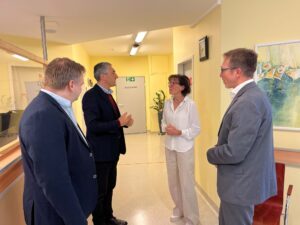 „Der Mensch sollte im Mittelpunkt stehen in der Medizin“, waren sich (v.li.) Andreas Probst, Dr. Ronny Raith, Fachärztin für Nervenheilkunde Dr. med. Petra Reiner und Christian Schmitz einig. Foto: Iris Gehard / Landratsamt Regen