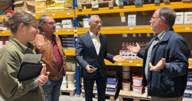 Führung durch das Lager der Firma Schwannberger: Geschäftsführer Johann Steinbauer (re.) im angeregten Gespräch mit (v.li.) Wirtschaftsreferentin am Landratsamt Teresa Sitzberger, Bürgermeister Adolf Muhr und Landrat Dr. Ronny Raith. Foto: Iris Gehard / Landratsamt Regen