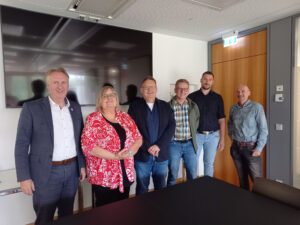 Die Lenkungsgruppe des Arbeitskreises Soziales bei der Nachbesprechung der diesjährigen Woche der Pflege und Teilhabe (v.li.): VdK-Geschäftsführer und stellvertretender Landrat Helmut Plenk, Schulleiterin des Berufsbildungszentrum Zwiesel Andrea Feitz, Vorsitzender der Lenkungsgruppe Pfarrer Matthias Schricker, Pflegedirektor Arberlandkliniken Franz Kandler, Heimleiter des BRK-Pflegeheims Drachselsried Tobias Hauner und Leiter des Sozialamts am Landratsamt Horst Kuffner. Foto: Pia Fürst / Landratsamt Regen