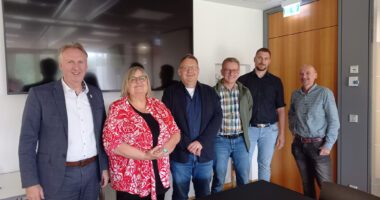 Die Lenkungsgruppe des Arbeitskreises Soziales bei der Nachbesprechung der diesjährigen Woche der Pflege und Teilhabe (v.li.): VdK-Geschäftsführer und stellvertretender Landrat Helmut Plenk, Schulleiterin des Berufsbildungszentrum Zwiesel Andrea Feitz, Vorsitzender der Lenkungsgruppe Pfarrer Matthias Schricker, Pflegedirektor Arberlandkliniken Franz Kandler, Heimleiter des BRK-Pflegeheims Drachselsried Tobias Hauner und Leiter des Sozialamts am Landratsamt Horst Kuffner. Foto: Pia Fürst / Landratsamt Regen