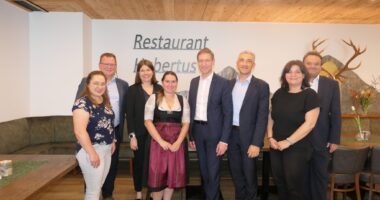 Tourismusreferentin des Landkreises Elisabeth Unnasch, Bürgermeister der Gemeinde Frauenau Fritz Schreder, Wirtschaftsförderin des Landkreises Teresa Sitzberger, Stefanie Steinicke, Regierungspräsident Rainer Haselbeck, Landrat Dr. Ronny Raith, Manuela Königbauer und Peter Schmid von der Regierung von Niederbayern. Foto: Jessica Döhler / Landratsamt Regen