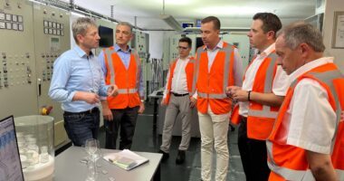 Produktionsleiter Max Mühl (1.v.li.) erklärt die Zusammensetzung der Glasmasse. Ihm lauschen aufmerksam (v.li.) Landrat Dr. Ronny Raith, Wirtschaftskonsul Gergely Juhász, Generalkonsul Gábor Tordai-Lejkó, Leiter der Kreisentwicklung des Landkreises Tobias Wittenzellner und Büroleiter des Landrats Günther Weinberger. Foto: Iris Gehard / Landratsamt Regen
