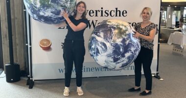 Teresa Raith und Gudrun Unrecht bei den Eine-Welt-Tagen in Augsburg Foto: Teresa Raith /Landratsamt Regen