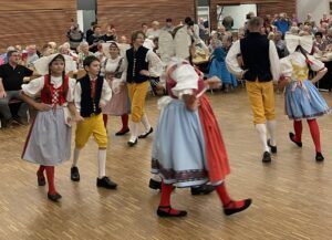 Die Gäste aus dem Nachbarland brachten eine Tanzgruppe zur Unterhaltung mit. Foto: Kathrin Aichinger/Landkreis Regen