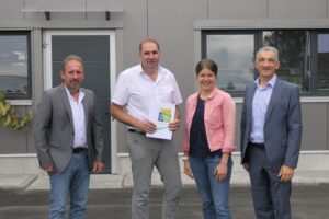 Bürgermeister Richard Gruber, Geschäftsführer Manfred Rücker, Wirtschaftsförderin des Landkreises Teresa Sitzberger und Landrat Dr. Ronny Raith bei der Übergabefeier. Foto: Jessica Döhler / Landratsamt Regen