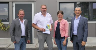 Bürgermeister Richard Gruber, Geschäftsführer Manfred Rücker, Wirtschaftsförderin des Landkreises Teresa Sitzberger und Landrat Dr. Ronny Raith bei der Übergabefeier. Foto: Jessica Döhler / Landratsamt Regen