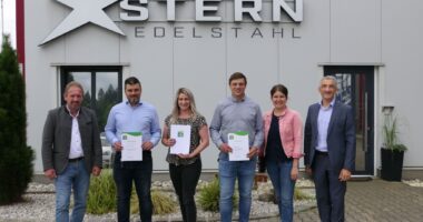 Bürgermeister Richard Gruber, Geschäftsführer Florian Rabenbauer, Sabrina Rabenbauer, Geschäftsführer Michael Stern, Wirtschaftsförderin Teresa Sitzberger und Landrat Dr. Ronny Raith. Foto: Jessica Döhler / Landratsamt Regen.