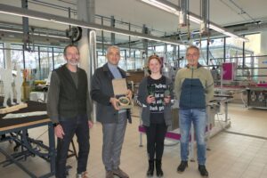 Der Landrat überreichte das Persönliche Geschenk (v.li.): Schulleiter Gunther Fruth, Landrat Dr. Ronny Raith, Emily Hackl und Fachlehrer Josef Reitberger. Foto: Jessica Döhler / Landratsamt Regen