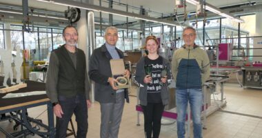 Der Landrat überreichte das Persönliche Geschenk (v.li.): Schulleiter Gunther Fruth, Landrat Dr. Ronny Raith, Emily Hackl und Fachlehrer Josef Reitberger. Foto: Jessica Döhler / Landratsamt Regen
