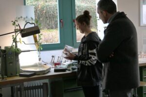 : Landrat Dr. Ronny Raith überraschte Emily Hackl während der Arbeit und ließ sich zeigen, woran sie gerade arbeitet. Foto: Jessica Döhler / Landratsamt Regen  