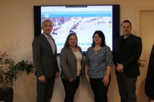 Landrat Dr. Ronny Raith, Elisabeth Unnasch und Ramona Simeth von der Tourismus- und Freizeitförderung des Landkreises und Tobias Wittenzellner, Leiter der Kreisentwicklung, sprachen über die Softwareneuerungen. Foto: Jessica Döhler / Landratsamt Regen  