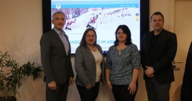 Landrat Dr. Ronny Raith, Elisabeth Unnasch und Ramona Simeth von der Tourismus- und Freizeitförderung des Landkreises und Tobias Wittenzellner, Leiter der Kreisentwicklung, sprachen über die Softwareneuerungen. Foto: Jessica Döhler / Landratsamt Regen  