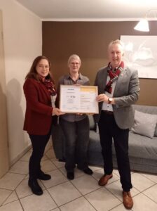 Tourismusreferentin Elisabeth Unnasch (links) und Helmut Plenk, Geschäftsführer der VdK-Kreisgeschäftsstelle Arberland (rechts) besuchten Angelika Hartl (Mitte) in ihrer Ferienwohnung Katharina, die vor kurzem erneut mit dem Zertifikat „Reisen für Alle“ ausgezeichnet wurde. Foto: Lukas Hartl