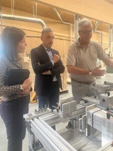 Dr. Thomas Koy führt Arbeitsschritte für Landrat Dr. Ronny Raith und Wirtschaftsförderin Teresa Sitzberger vor  Foto: Jessica Döhler/Landratsamt Regen