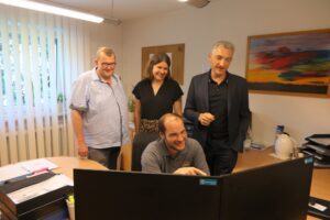 Im Bild: Mitarbeiter Frank Siebert, Wirtschaftsförderin Teresa Sitzberger, Landrat Dr. Ronny Raith und Geschäftsführer Christof Englmeier (sitzend). Foto: Jessica Döhler / Landratsamt Regen