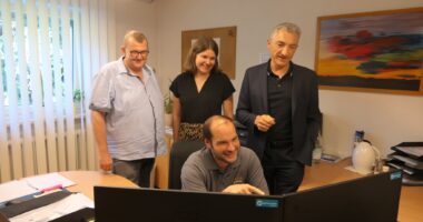 Im Bild: Mitarbeiter Frank Siebert, Wirtschaftsförderin Teresa Sitzberger, Landrat Dr. Ronny Raith und Geschäftsführer Christof Englmeier (sitzend). Foto: Jessica Döhler / Landratsamt Regen
