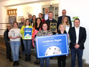 Auszeichnung für den Landkreis: Sie freuen sich über die verliehenen Preise: Landrat Dr. Ronny Raith und die Steuerungsgruppe Fairtrade-Landkreis Regen. Im Bild, v.li.: Susanne Wagner, Teresa Raith, Brigitta Schlüter, Ursula Wilke, Erika Vogel, Silvia Adam, Carolin Doriat, Christine Knoblich, Landrat Dr. Ronny Raith, Alexander Achatz, Kristina Fischer-Tschöpp und Andreas Koneberg. Erste reihe vorne, von links: Rosi Pfeffer, Gudrun Unrecht, Tobias Wittenzellner. Foto: Jessica Döhler / Landratsamt Regen