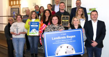 Auszeichnung für den Landkreis: Sie freuen sich über die verliehenen Preise: Landrat Dr. Ronny Raith und die Steuerungsgruppe Fairtrade-Landkreis Regen. Im Bild, v.li.: Susanne Wagner, Teresa Raith, Brigitta Schlüter, Ursula Wilke, Erika Vogel, Silvia Adam, Carolin Doriat, Christine Knoblich, Landrat Dr. Ronny Raith, Alexander Achatz, Kristina Fischer-Tschöpp und Andreas Koneberg.  Erste reihe vorne, von links: Rosi Pfeffer, Gudrun Unrecht, Tobias Wittenzellner. Foto: Jessica Döhler / Landratsamt Regen