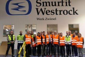 Landrat Dr. Ronny Raith, Klimaschutzmanagerin Carolin Doriat (Stadt Zwiesel), Klimaschutzkoordinatorin Gudrun Unrecht, Wirtschaftsförderin Teresa Sitzberger, Klimaschutzmanager Alexander Achatz, Bürgermeister Patrick Kunkel (Stadt Eltville am Rhein), Nachhaltigkeitsbeauftragter Uwe Schubert (Stadt Brake), Bürgermeister Michael Kurz (Stadt Brake), Stadtrat und Klimabeauftragter Martin Lippl (Stadt Zwiesel), Bürgermeister Karl-Heinz Eppinger (Stadt Zwiesel), Michael Stutzer (Hauptamtsleiter, Stadt Eltville am Rhein), Barbara Lilie (Wirtschaft und Tourismus, Stadt Eltville am Rhein) und Kristina Fischer-Tschöpp (Hauptamtsleitung, Stadt Zwiesel). Foto: Jessica Döhler / Landratsamt Regen